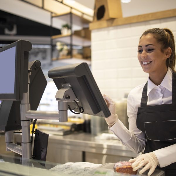 trabalhador-de-supermercado-medindo-e-vendendo-carne-para-o-cliente (1)